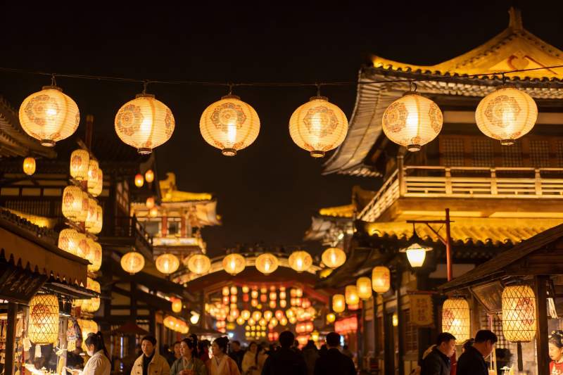 夜市古建筑灯笼高挂游人如织图片