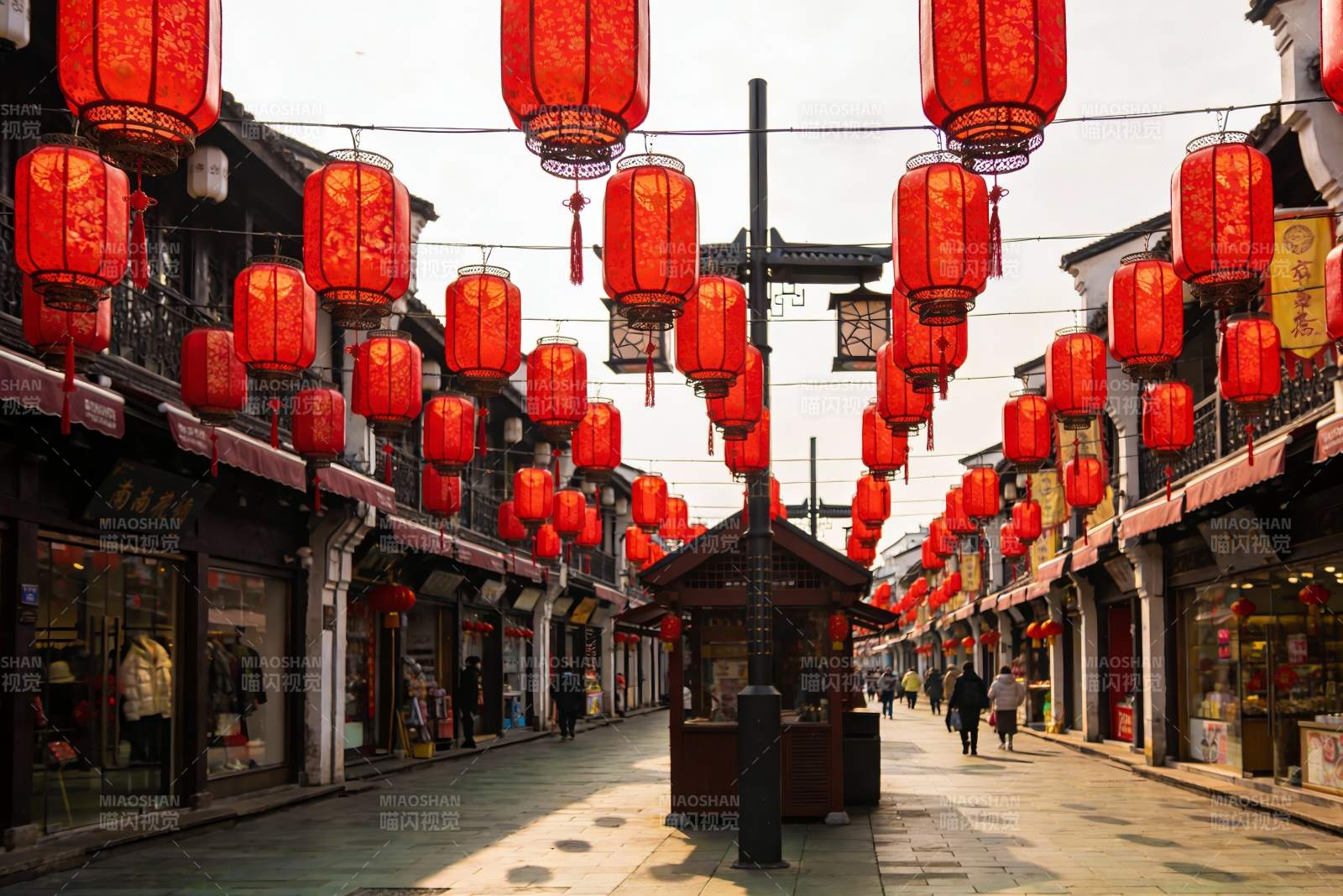 古街挂红灯笼行人漫步图片