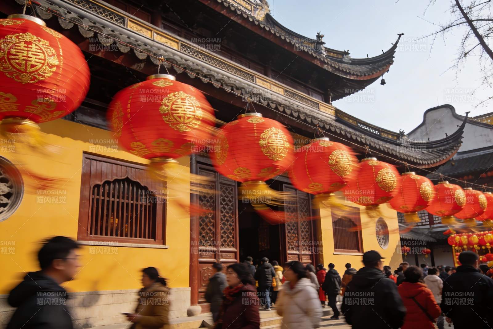 古建筑前挂红灯笼人群熙攘图片