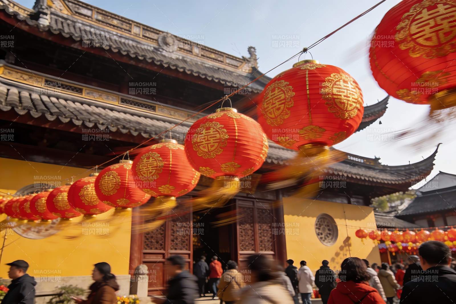 古建筑前挂红灯笼迎新年图片