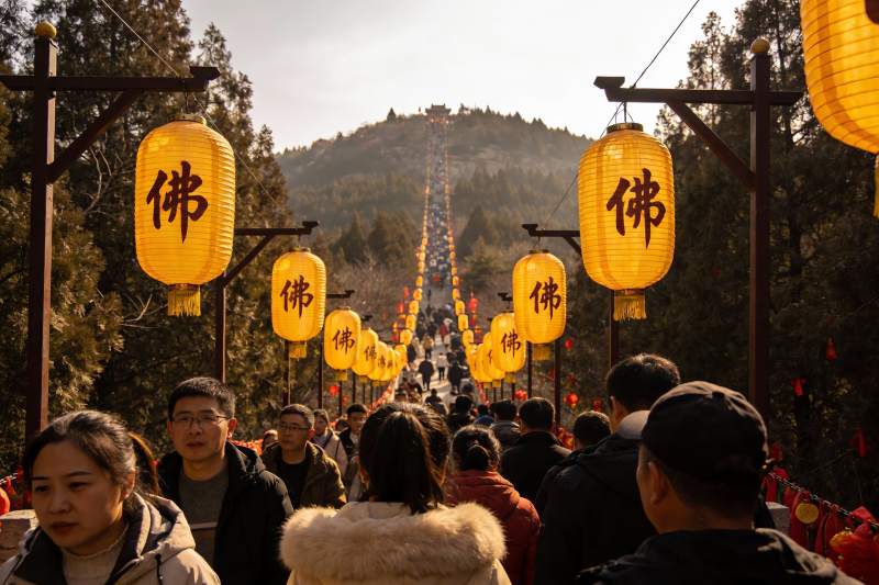 古道灯笼节庆游人如织图片
