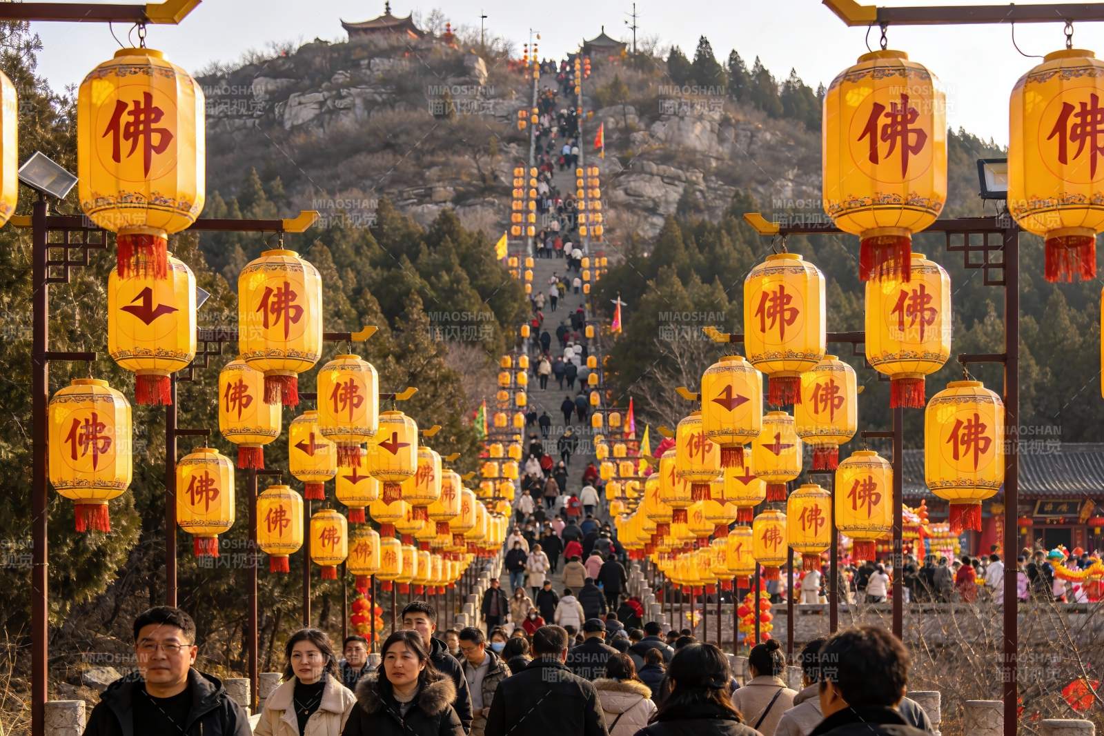 古山阶梯挂满佛字灯笼图片