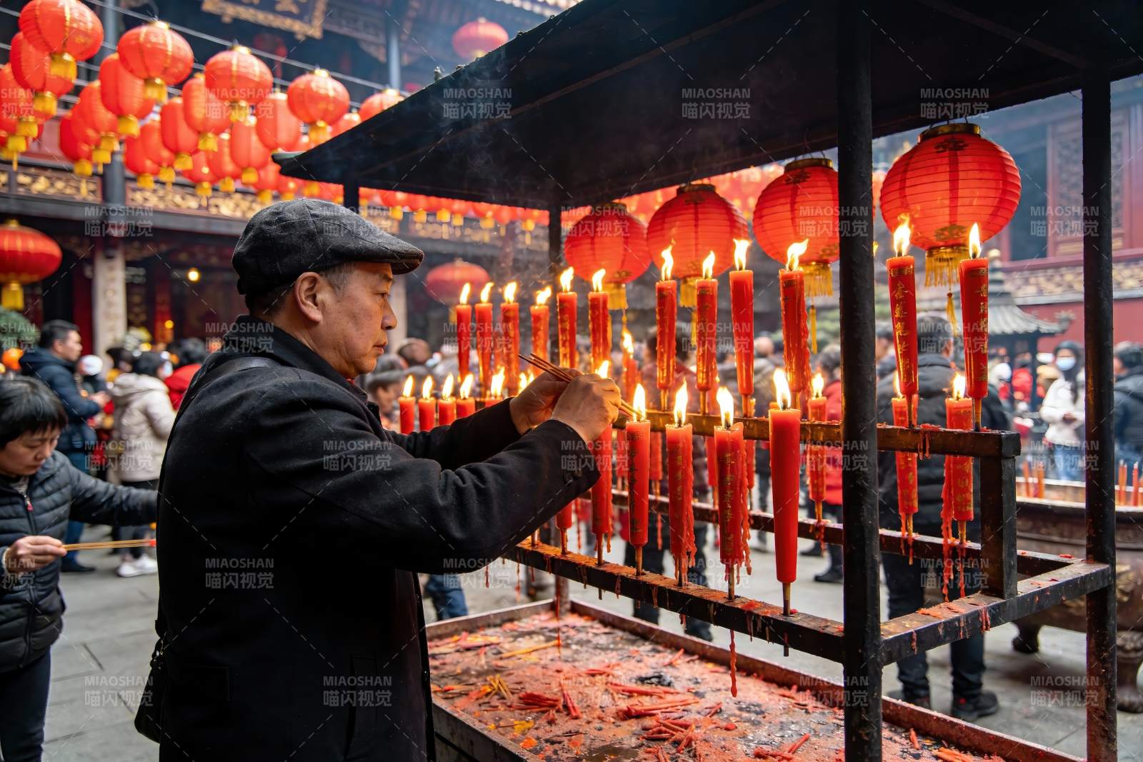 古庙前众人点燃红蜡烛祈福图片