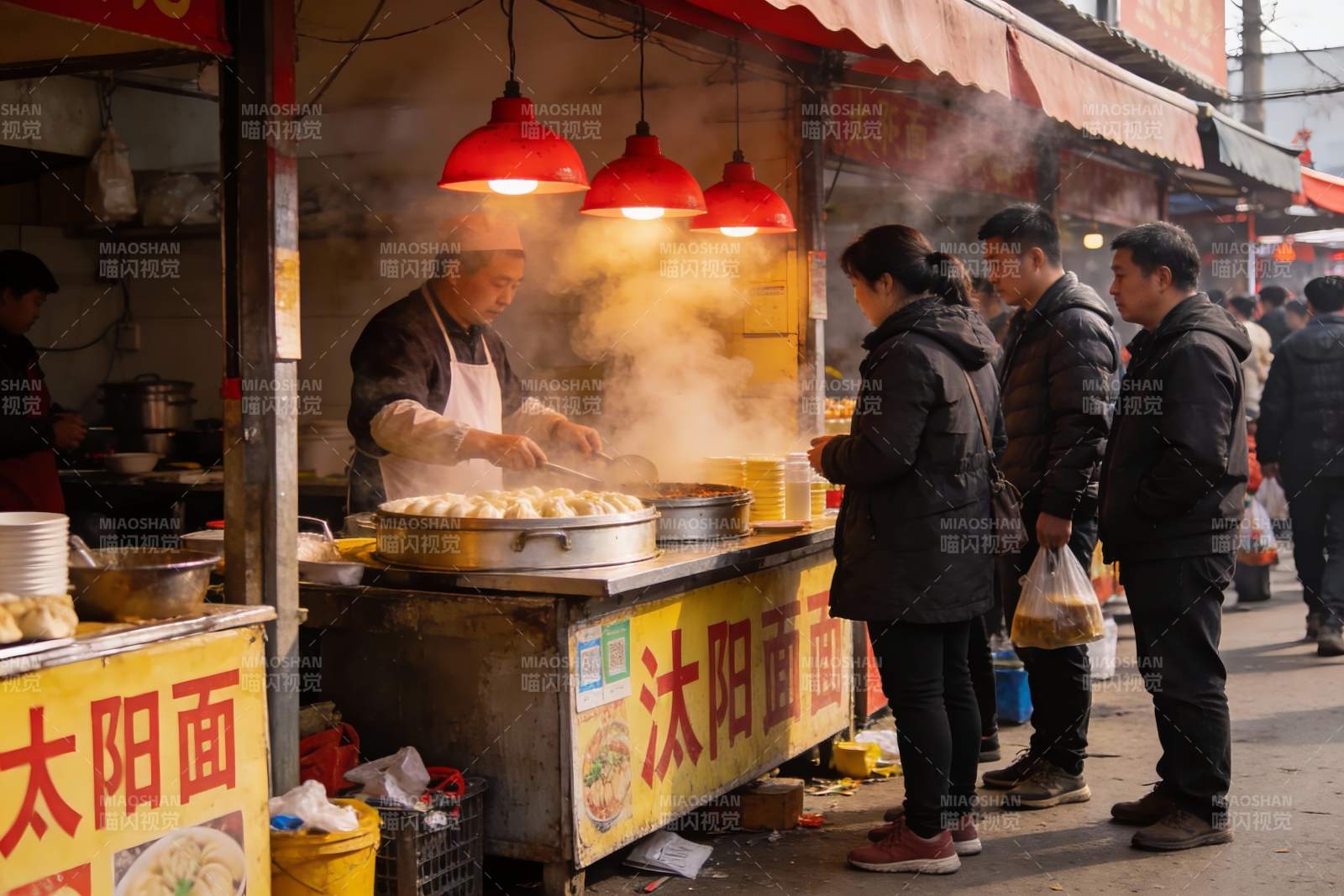 街头小吃摊热气腾腾顾客排队图片