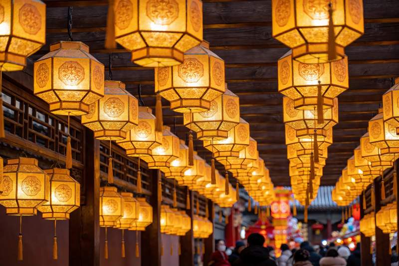 古色古香灯笼长廊夜景图片