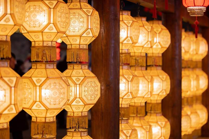 古建筑灯笼夜景图片