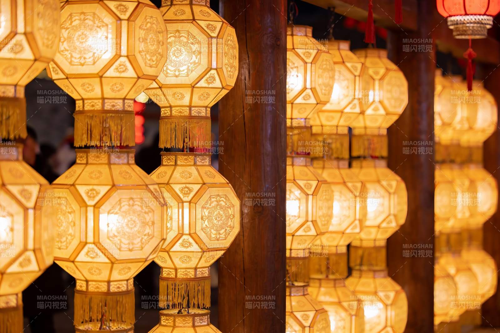 古建筑灯笼夜景图片