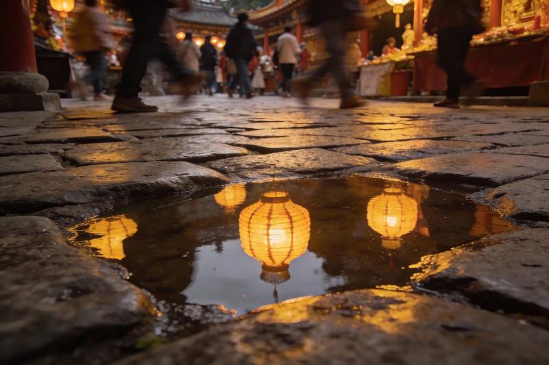 古街夜景灯笼倒影图片