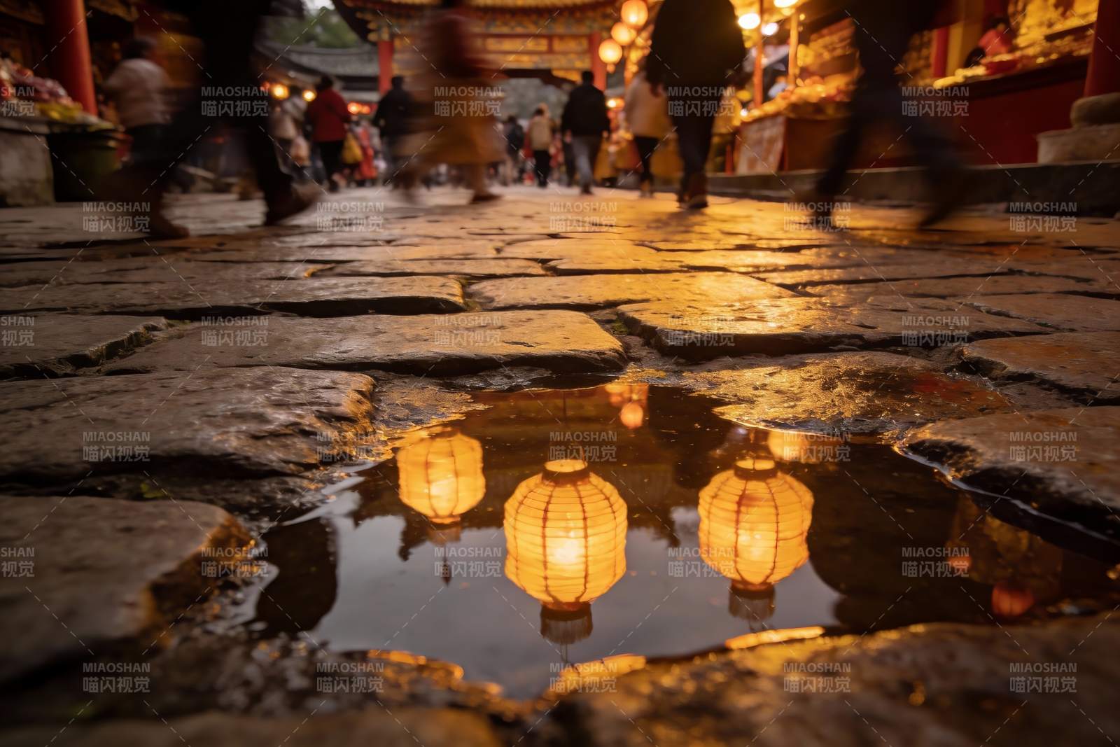 古街夜景灯笼倒影行人图片