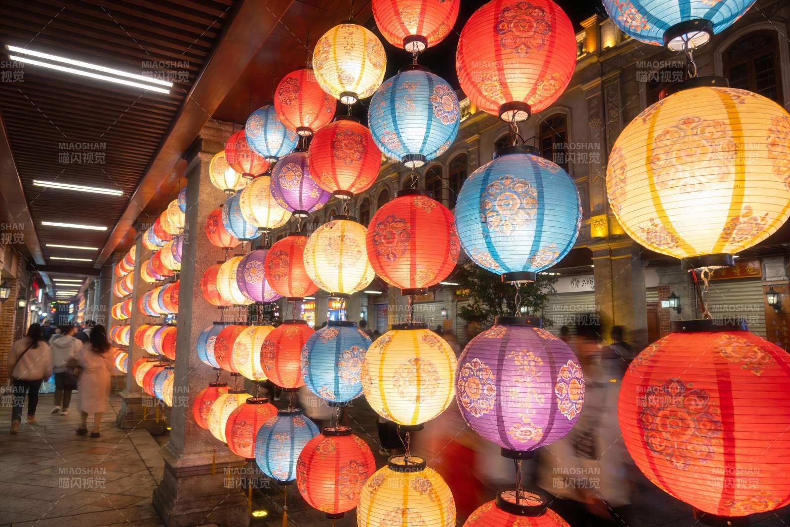 夜市灯笼璀璨行人穿梭图片