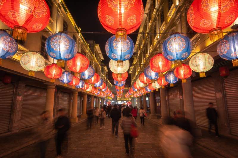 夜市灯笼高挂行人穿梭图片