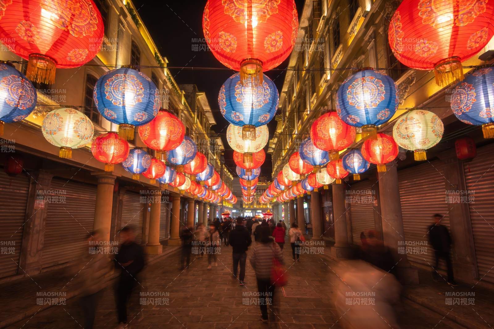 夜市灯笼高挂行人穿梭图片