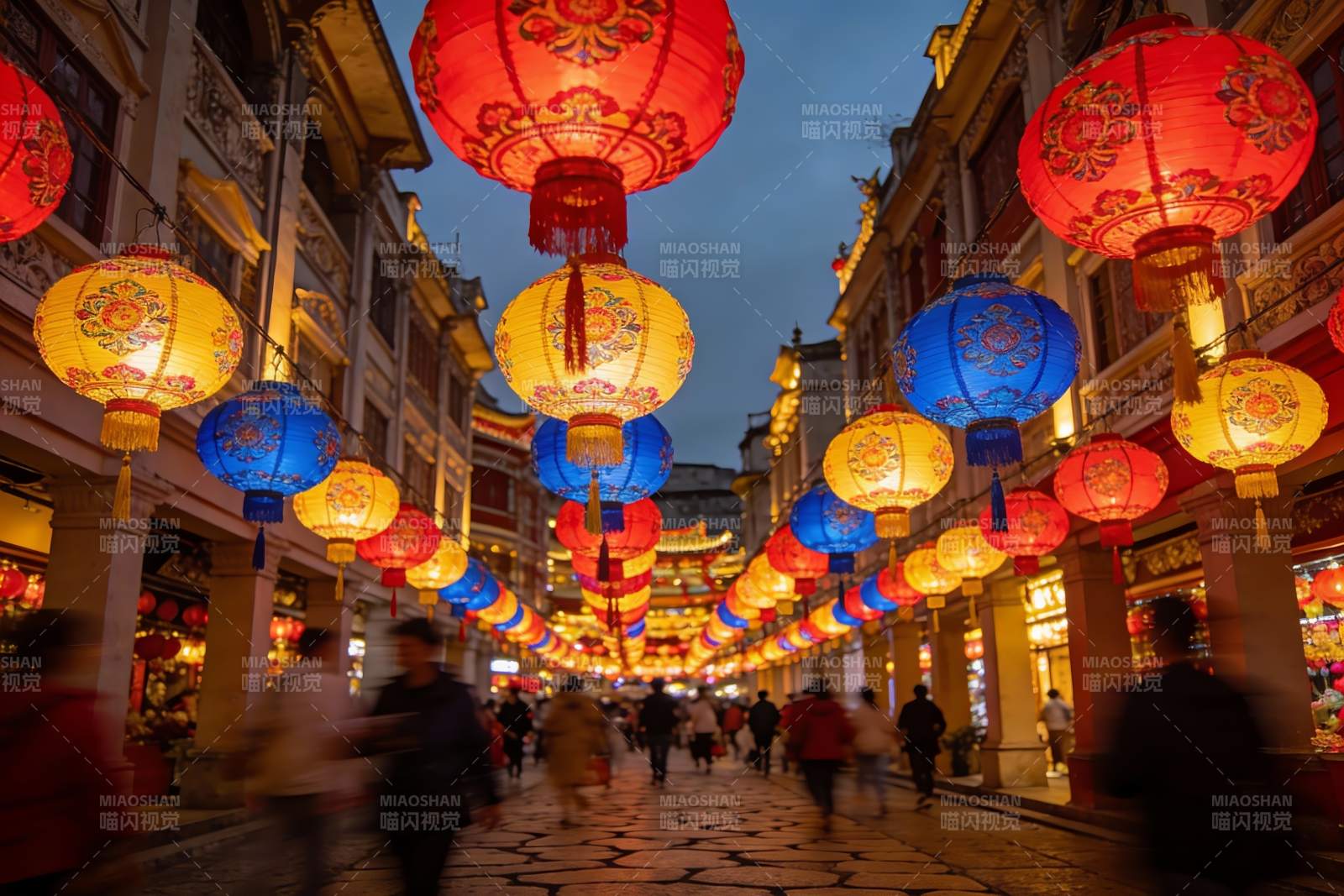 夜市灯笼高挂游人如织图片