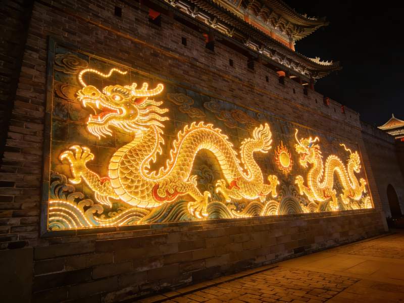 夜景古城墙龙灯壁画图片