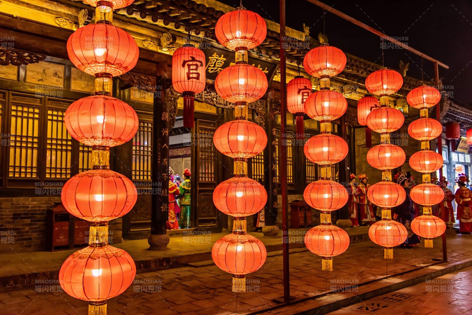 夜色古街红灯笼高挂图片