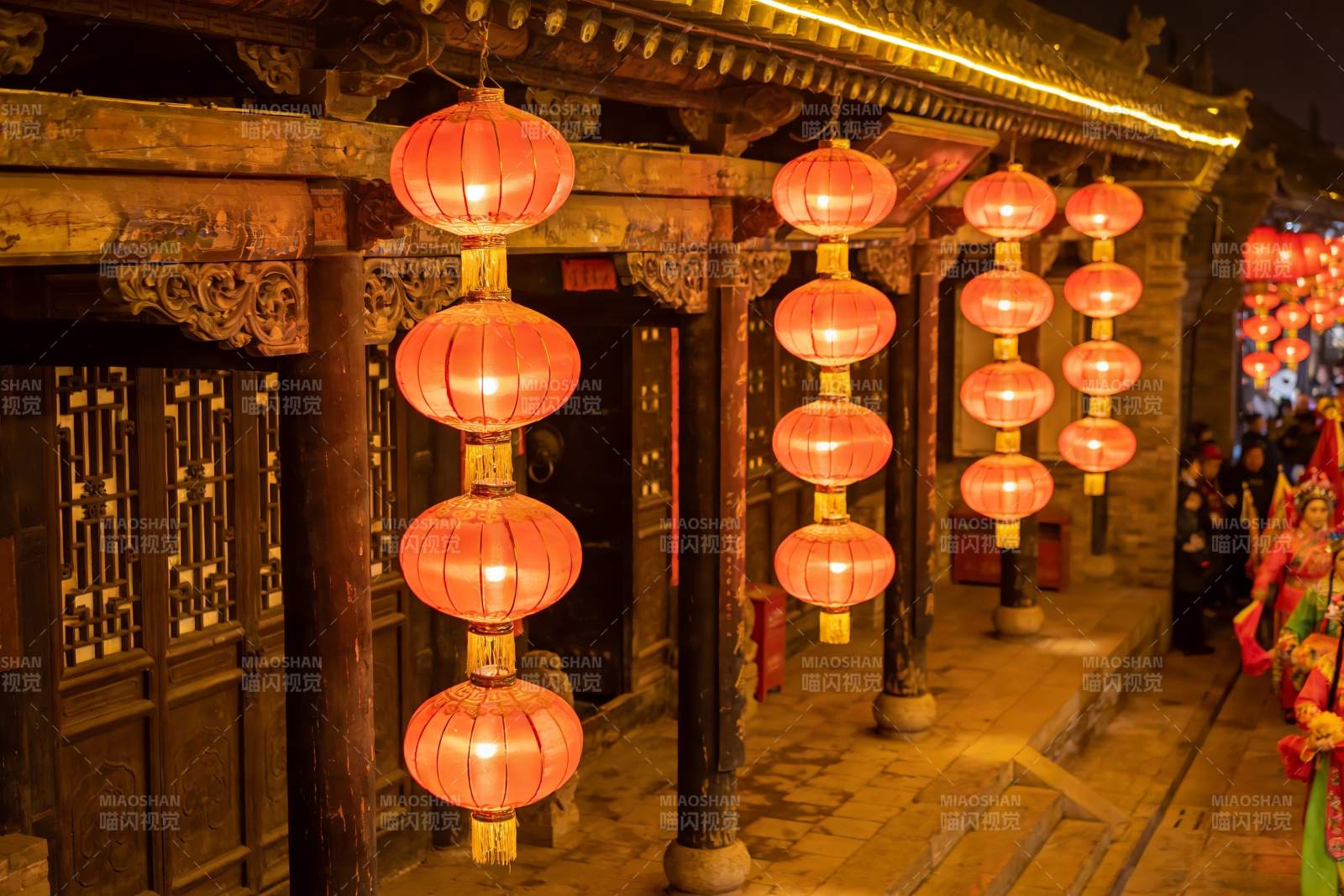 古建筑夜景红灯笼高挂图片