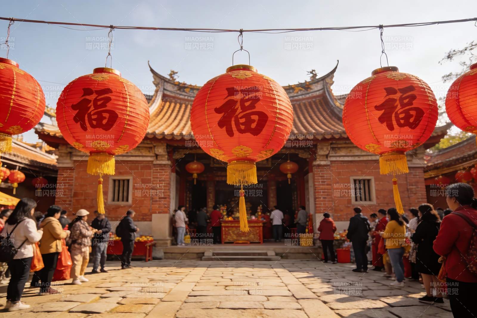 红灯笼下的庙宇祈福场景图片