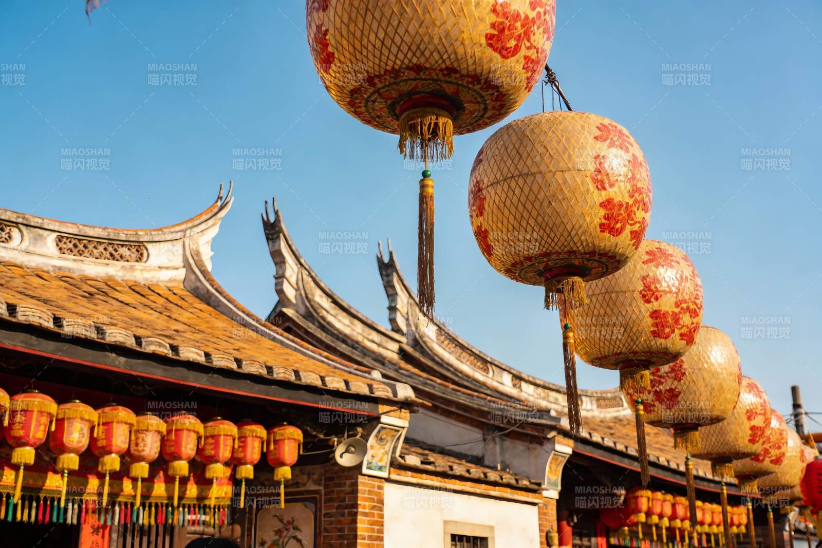 古建筑挂红灯笼图片