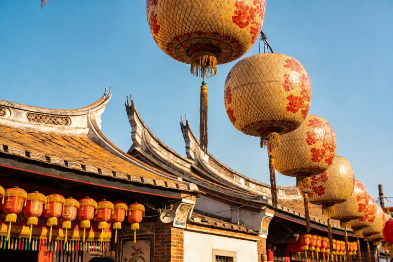 古建筑挂红灯笼图片