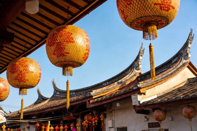 古建筑屋檐下悬挂的红色灯笼图片