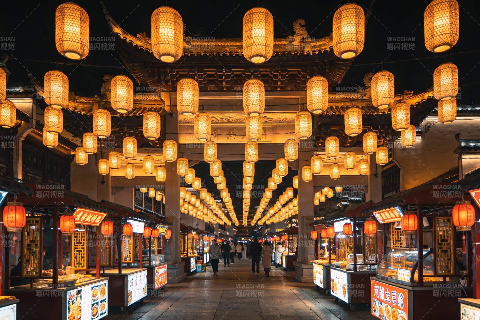 夜市灯笼高挂行人穿梭图片