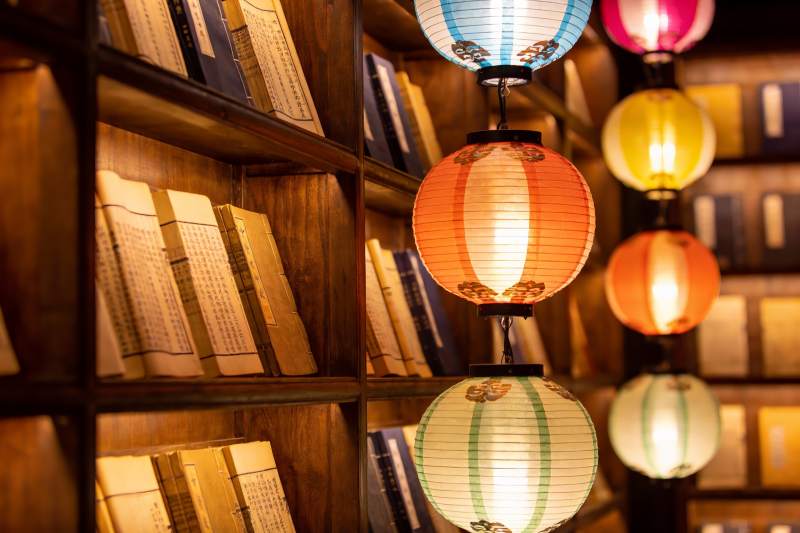 古色古香书架与彩灯图片