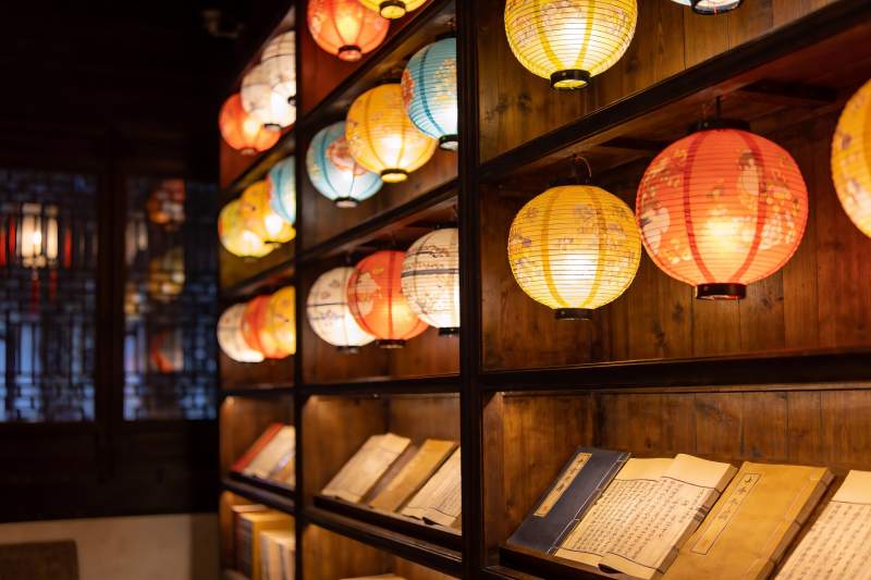 古色古香的灯笼与书籍图片