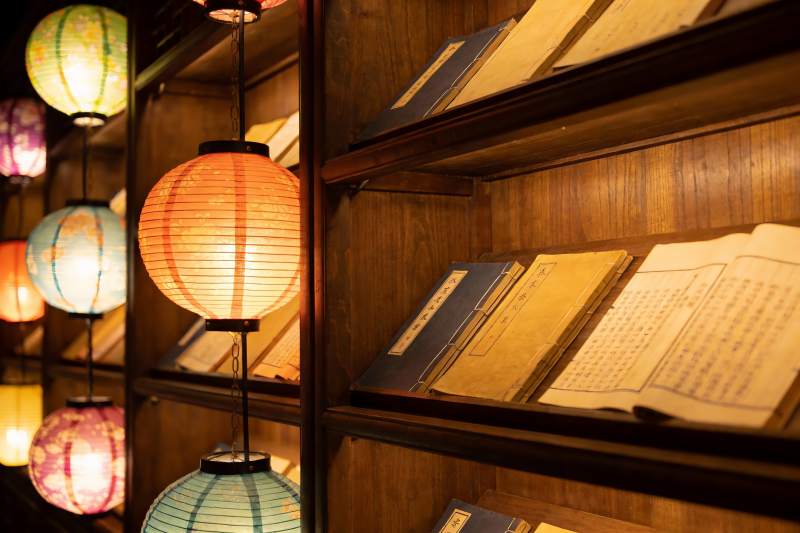 古色古香书房灯笼与典籍图片