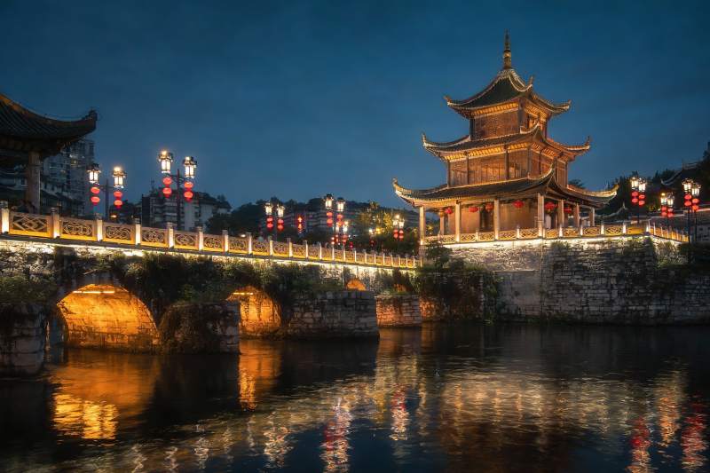 夜色古桥与楼阁灯火辉煌图片