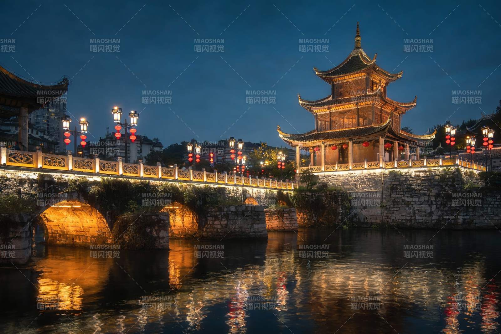 夜色古桥与楼阁灯火辉煌图片