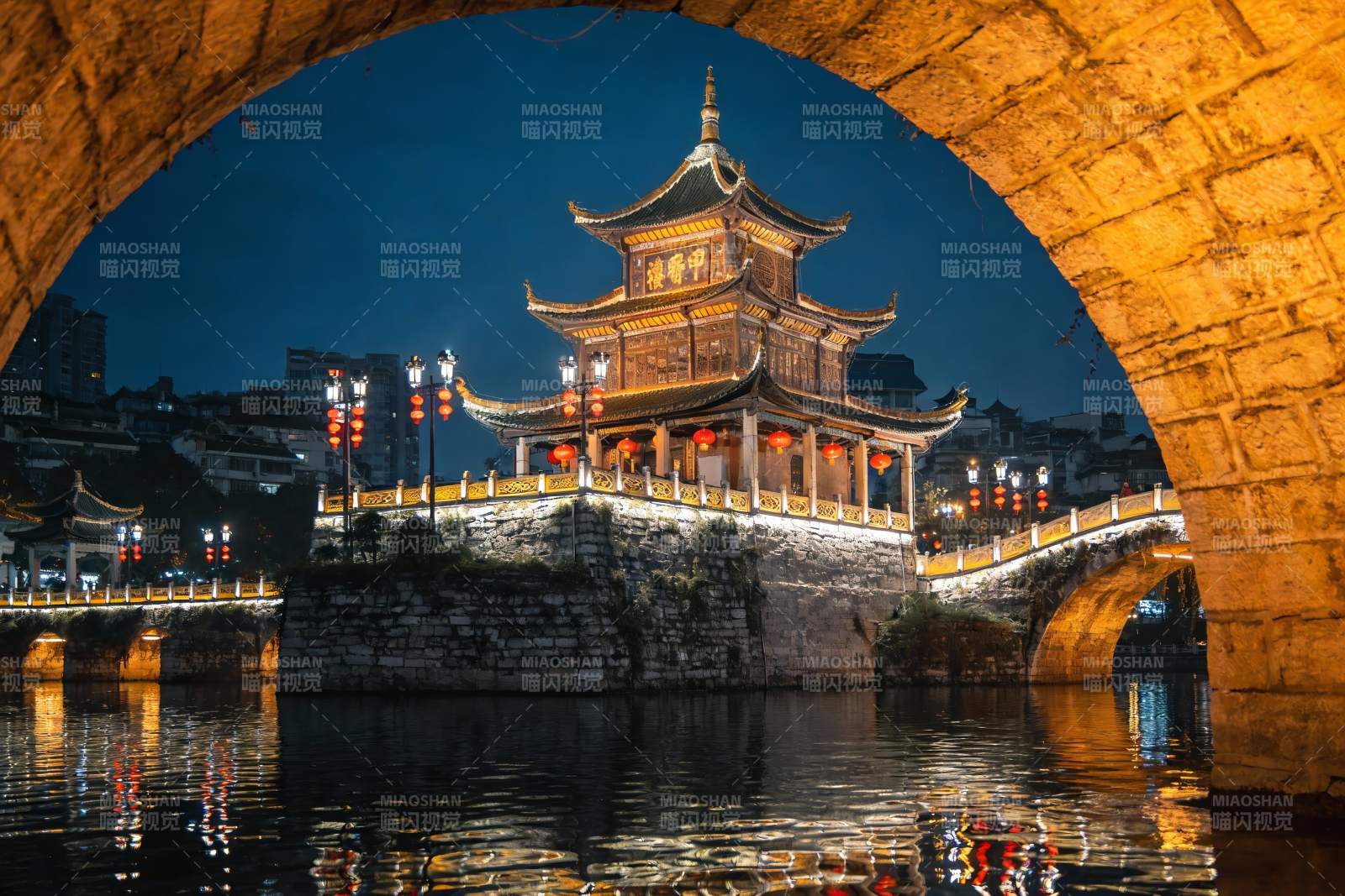 夜景古桥与传统楼阁图片