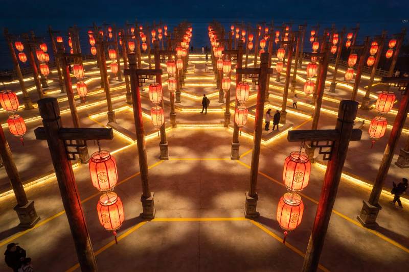 夜色灯笼长廊游人漫步图片