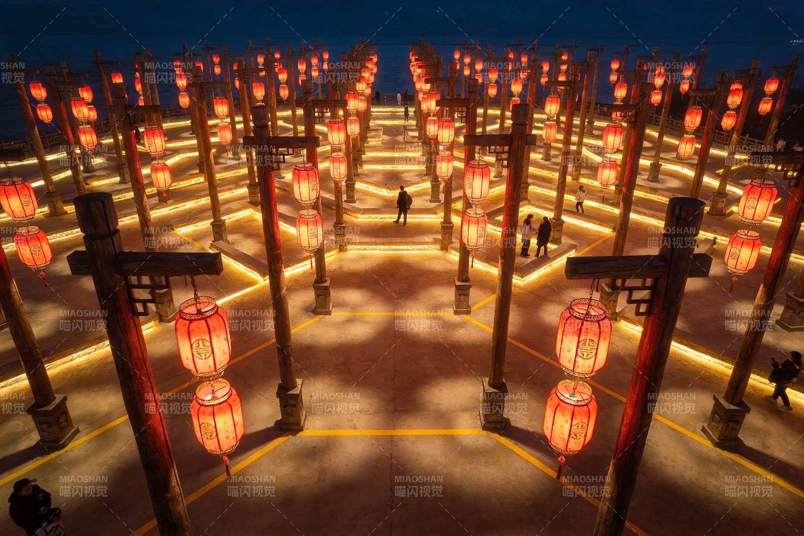 夜色灯笼长廊游人漫步图片