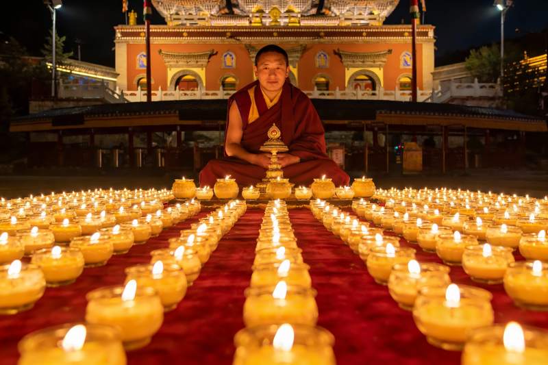 僧人夜坐烛海前图片