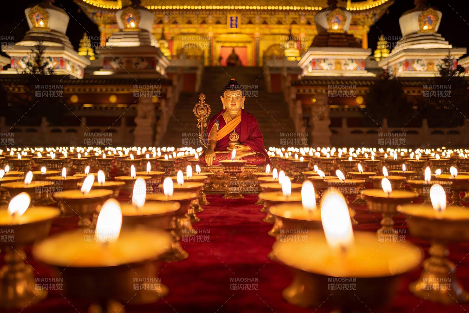 佛像前烛光祈福夜景图片