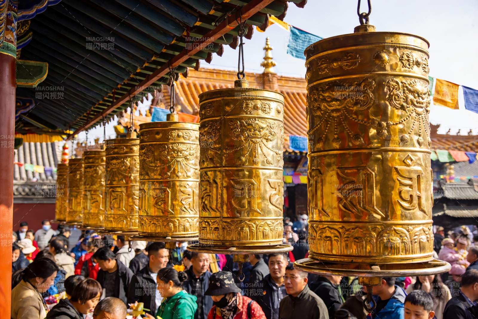 寺庙转经筒人群祈福场景图片