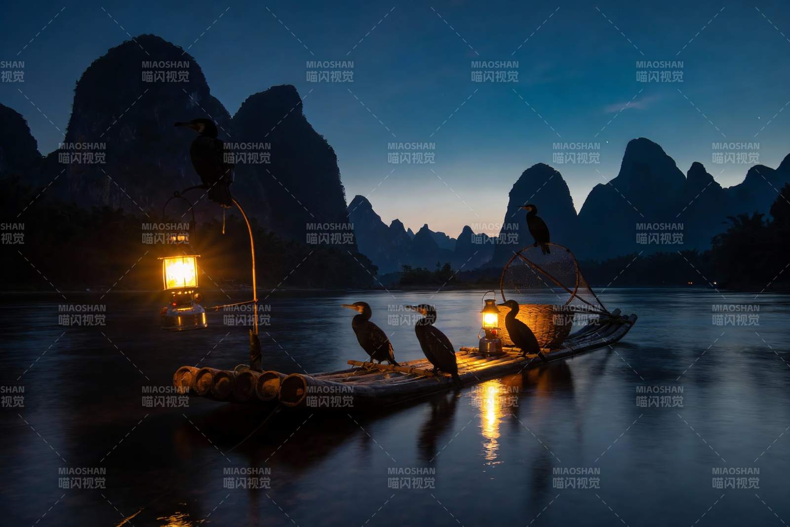 夜色江上鸬鹚栖息竹筏图片