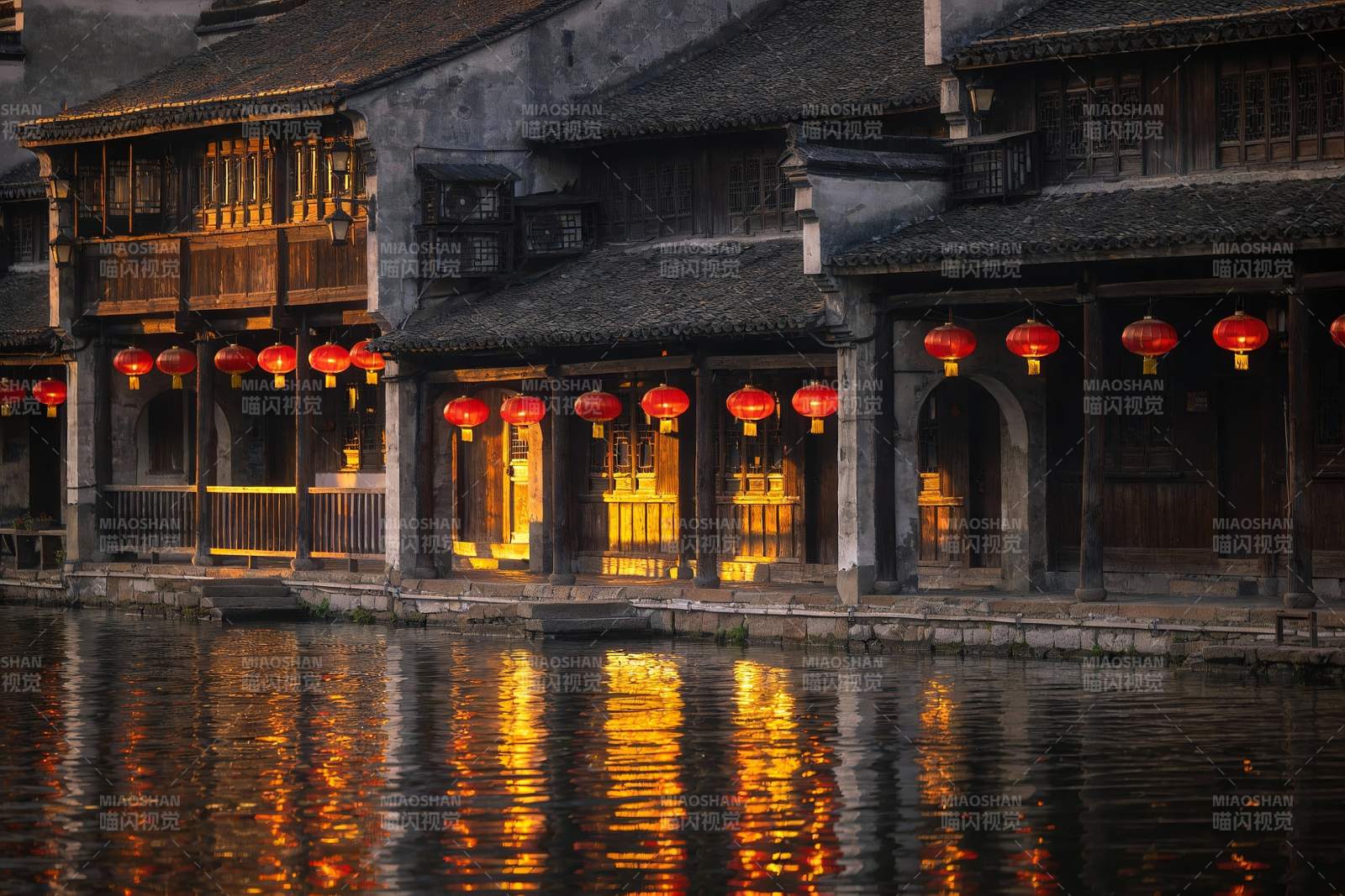 古建筑水边夜景红灯笼图片