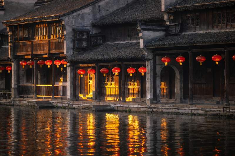 古建筑水边夜景红灯笼图片