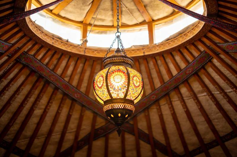 蒙古包内部装饰灯饰特写图片