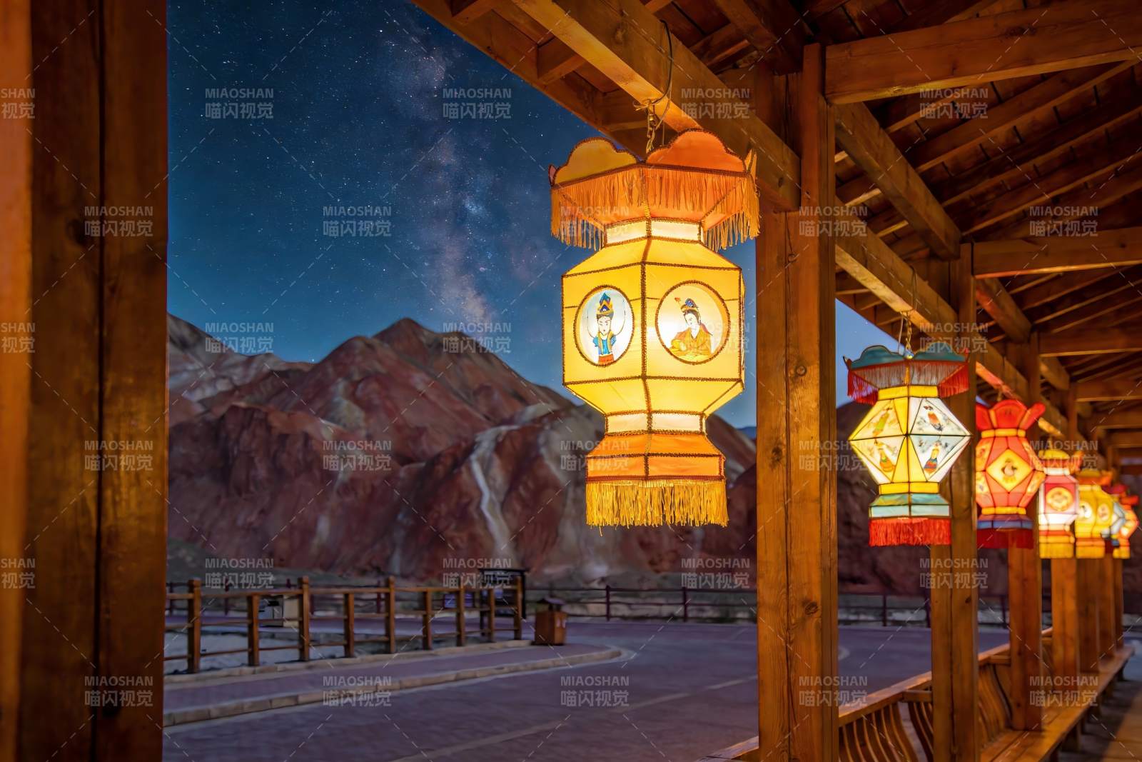 夜幕下灯笼映衬山峦美景图片