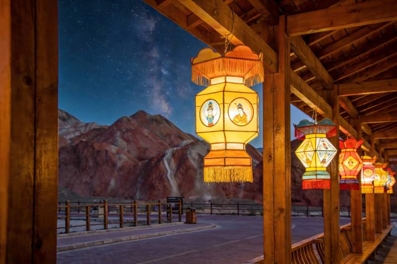 夜幕下灯笼映衬山峦美景图片