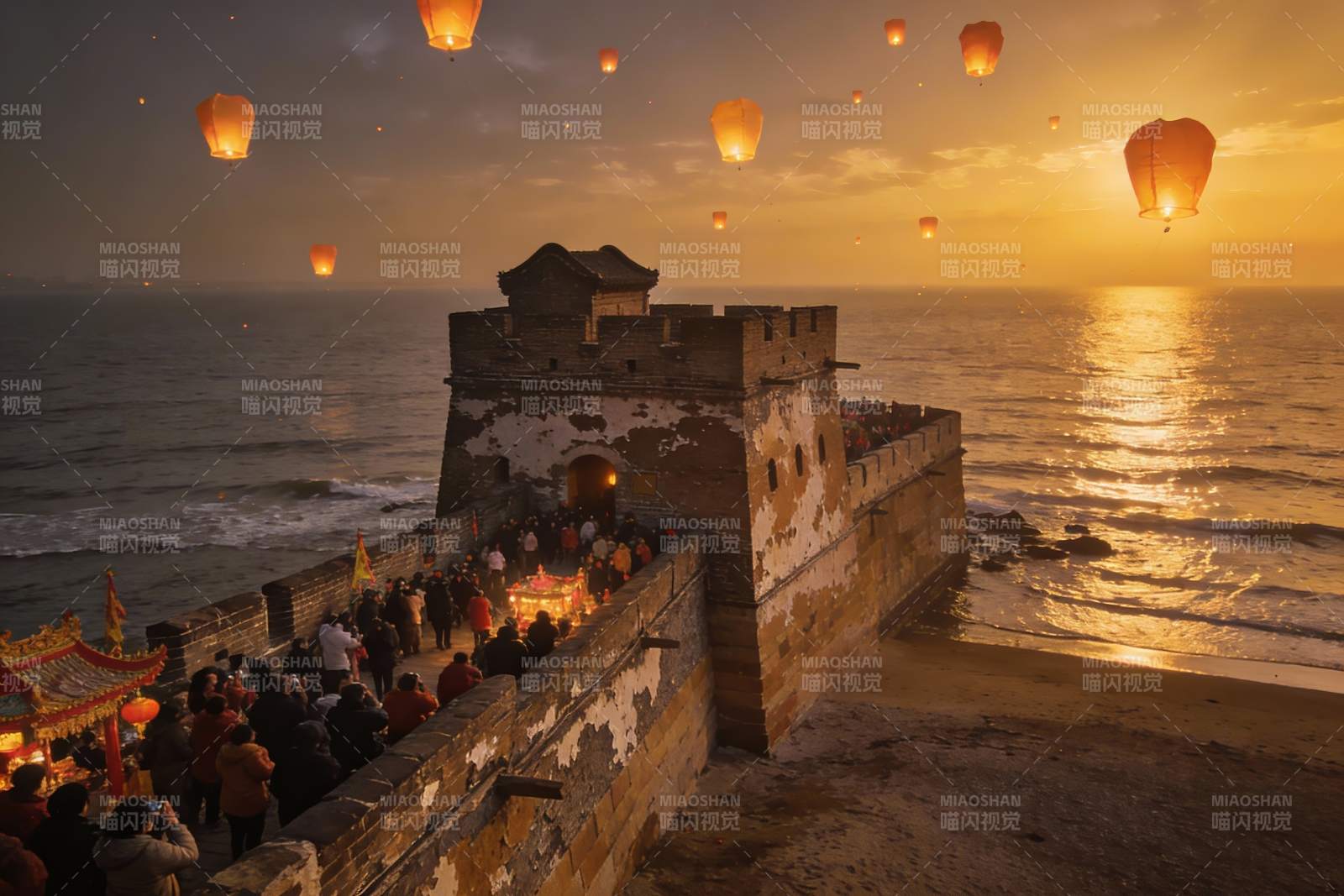 海边长城放飞孔明灯图片