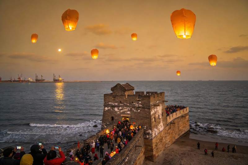 长城灯会夜景游人如织图片
