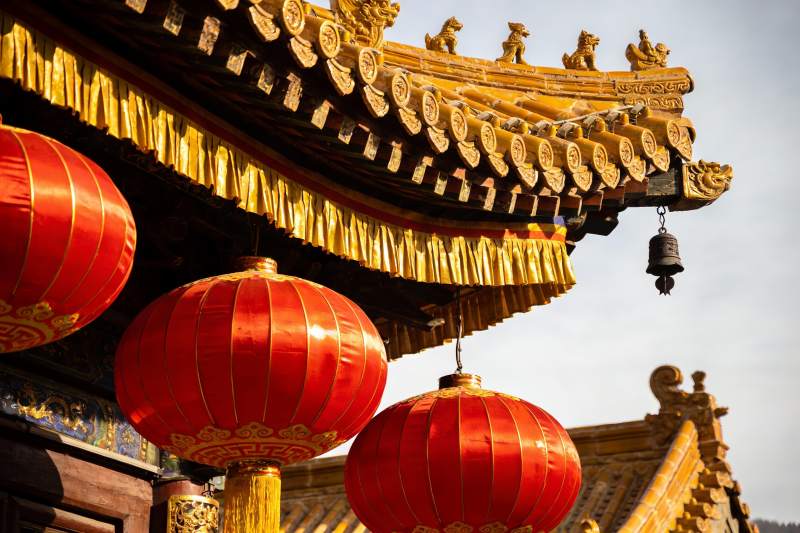 古建筑屋檐红灯笼图片