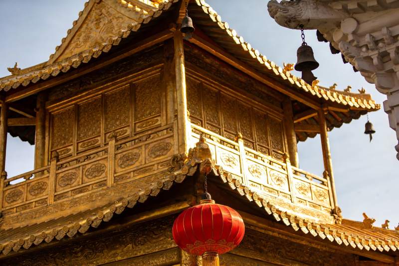 金色古建筑与红灯笼图片