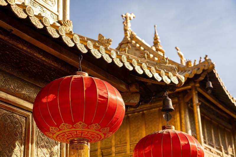 金色寺庙屋檐与红灯笼图片