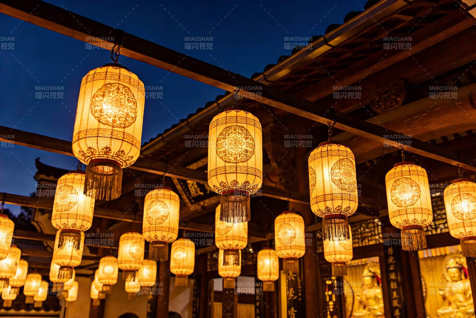 夜幕下古建筑灯笼璀璨图片
