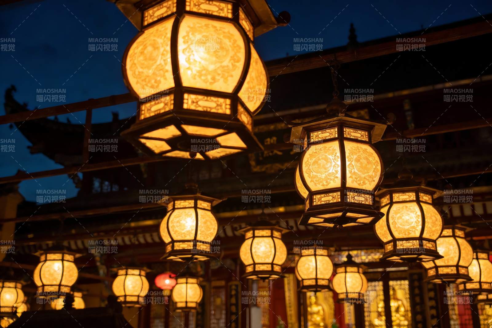 夜幕下古建筑灯笼璀璨图片