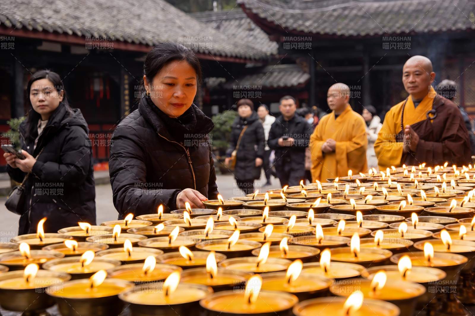 寺庙中众人点燃蜡烛祈福图片